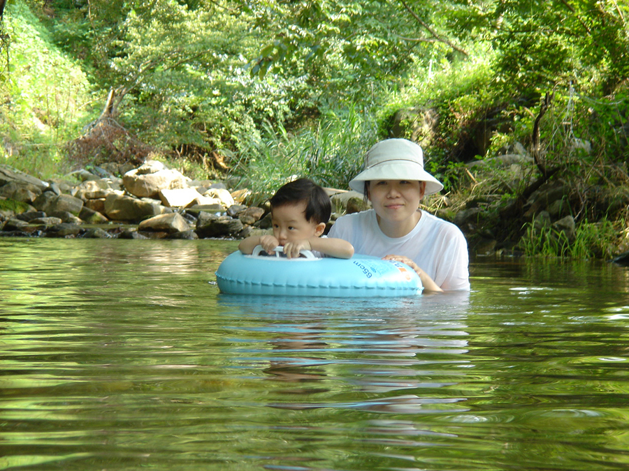 펜션 옆 계곡에서